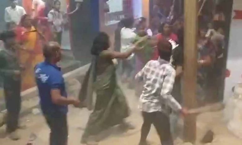 धुरीपारा में दो पक्षों के बीच जबरदस्त झड़प, लाठी-डंडों से एक दूसरे पर हमला 1 धुरीपारा में दो पक्षों के बीच जबरदस्त झड़प लाठी डंडों से