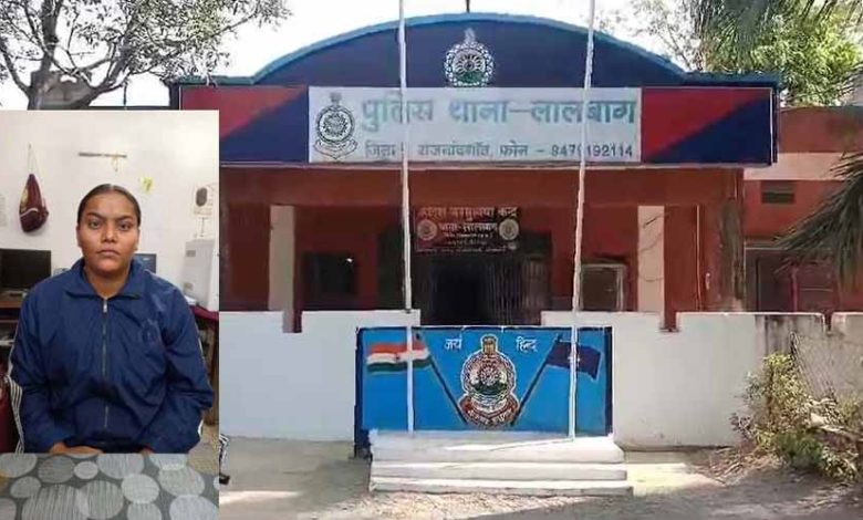 नंबर बढ़ाने के लिए एक और आरोपी महिला आरक्षक को