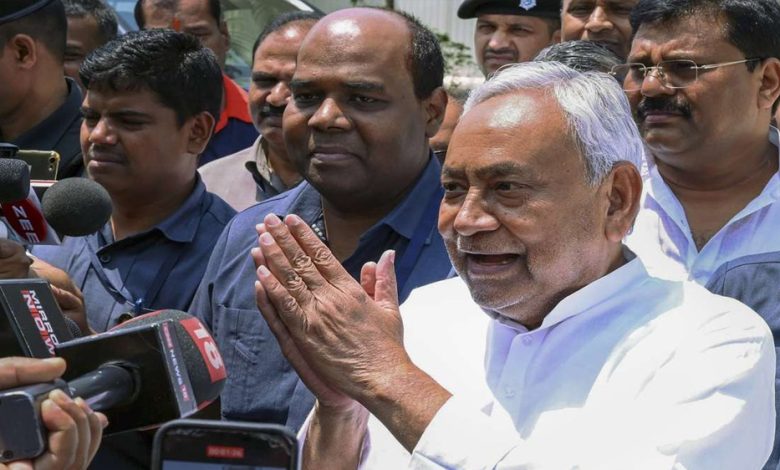 नीतीश सरकार मैट्रिक में पहले स्थान पर दो लड़की और एक लड़के ने बनाई जगह, 2-2 लाख रुपए देगी 1 नीतीश सरकार मैट्रिक में पहले स्थान पर दो लड़की और