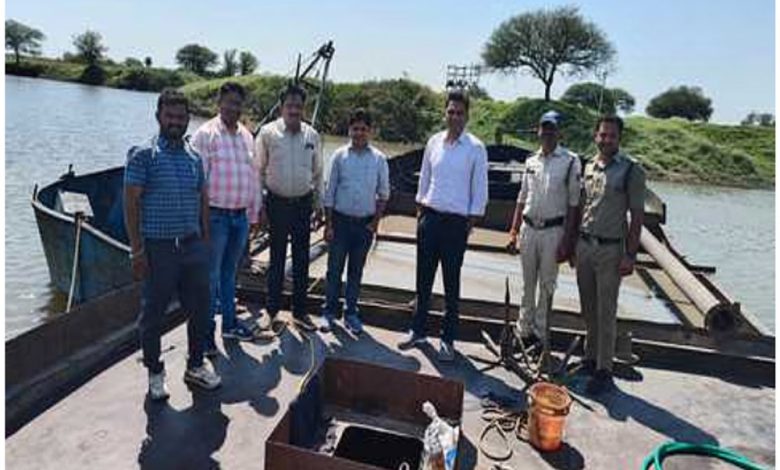 नीमच में खनिज विभाग की कार्रवाई, चार फाइटर मशीन, चार नाव, एक छोटा जहाज और रेत से भरी दो ट्रैक्टर-ट्रॉली जब्त 1 नीमच में खनिज विभाग की कार्रवाई चार फाइटर मशीन चार