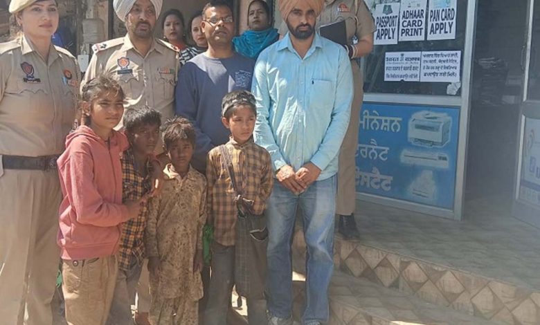 पंजाब पुलिस ने बस स्टैंड दीनानगर में भीख मांगते बच्चों