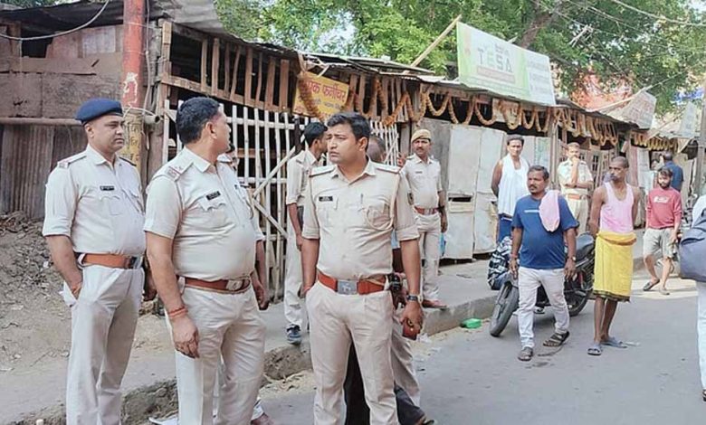 पटना में अर्धनग्न अवस्था में मिला युवक शव, इलाके में फैली सनसनी 1 पटना में अर्धनग्न अवस्था में मिला युवक शव इलाके में
