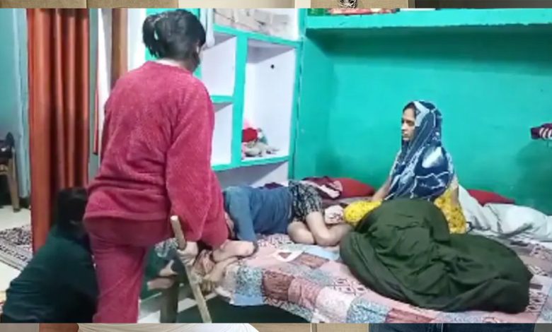 पत्नी ने पकड़े पैर तो बेटी ने हाथ... पिता को पीटा था बुरी तरह, 'सुसाइड केस' में नया मोड़ 1 पत्नी ने पकड़े पैर तो बेटी ने हाथ पिता को