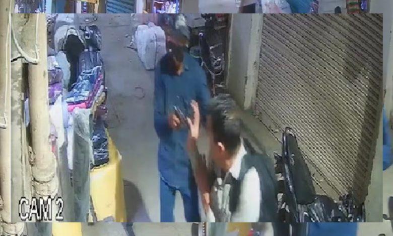 पीछे से आया और सटा दी पिस्टल दिल्ली में बीच