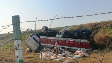 पूर्वांचल एक्सप्रेस वे पर पलटा शराब का ट्रक