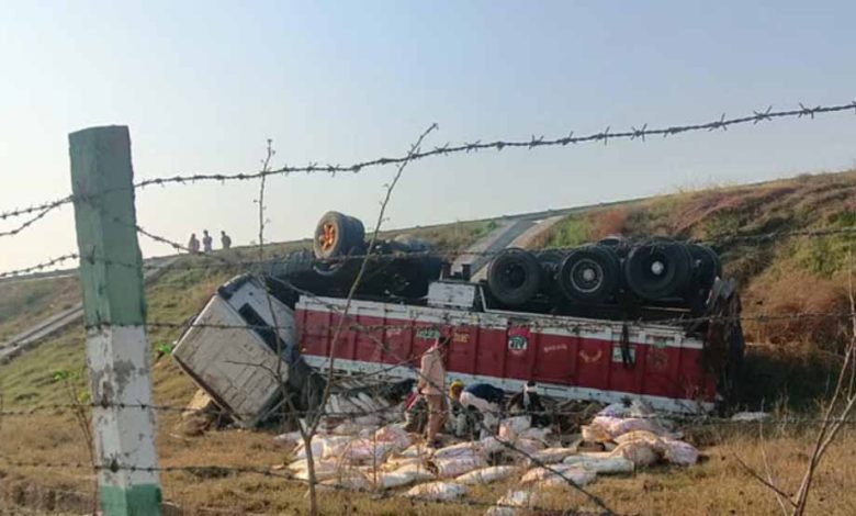 पूर्वांचल एक्सप्रेस-वे पर पलटा शराब का ट्रक 1 पूर्वांचल एक्सप्रेस वे पर पलटा शराब का ट्रक