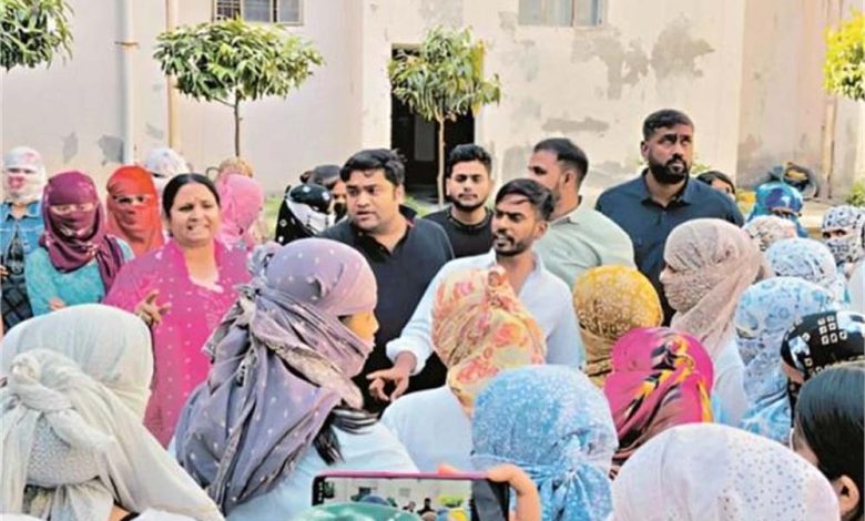 प्रिंसिपल की करतूत छात्राओं को घर बुलाकर शारीरिक संबंध बनाता