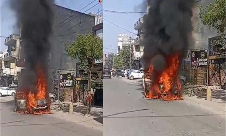 फरीदाबाद शहर के तीन नंबर इलाके में आज बड़ा हादसा टाला, बैटरी फटने से हुआ हादसा, कार बनी आग का गोला 1 फरीदाबाद शहर के तीन नंबर इलाके में आज बड़ा हादसा