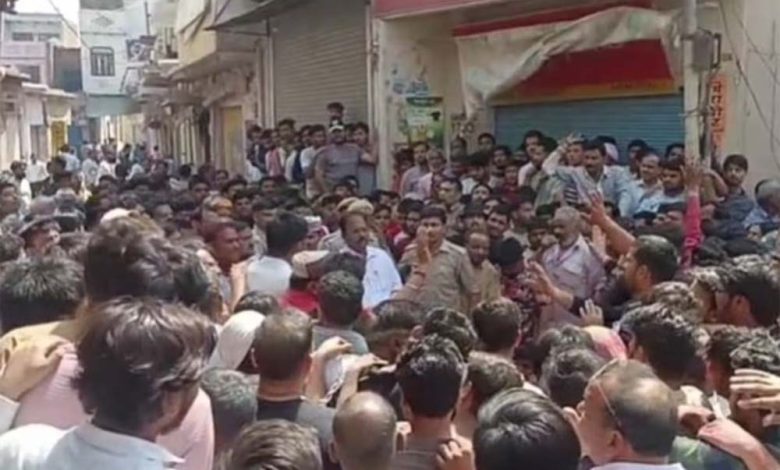 बच्ची के साथ रेप के बाद हाथरस में मचा बवाल, गुस्साई भीड़ ने चलाए पत्थर 1 बच्x200dची के साथ रेप के बाद हाथरस में मचा बवाल