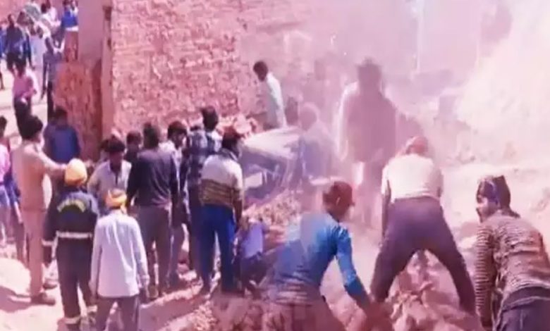 बरेली में ईंट-भट्टे की दीवार गिरने से कई मजदूर दबे, आधा दर्जन मजदूर दबे, एक की हालत गंभीर, जाने 1 बरेली में ईंट भट्टे की दीवार गिरने से कई मजदूर दबे
