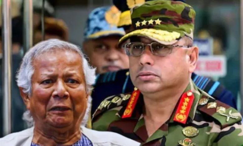 बांग्लादेश की राजधानी में जमा हो रहे सेना के जवान