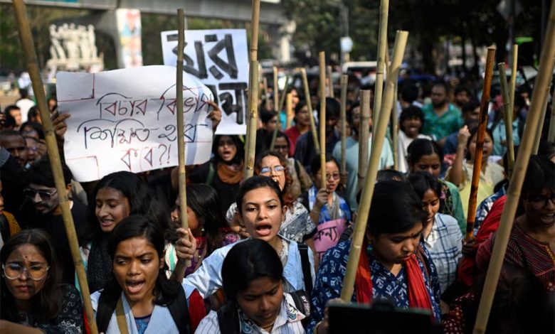बांग्लादेश में महिलाओं के खिलाफ लगातार हिंसा बढ़ रही, सड़कों पर उतरीं हजारों महिलाएं, जाने क्या है मामला? 1 बांग्लादेश में महिलाओं के खिलाफ लगातार हिंसा बढ़ रही सड़कों
