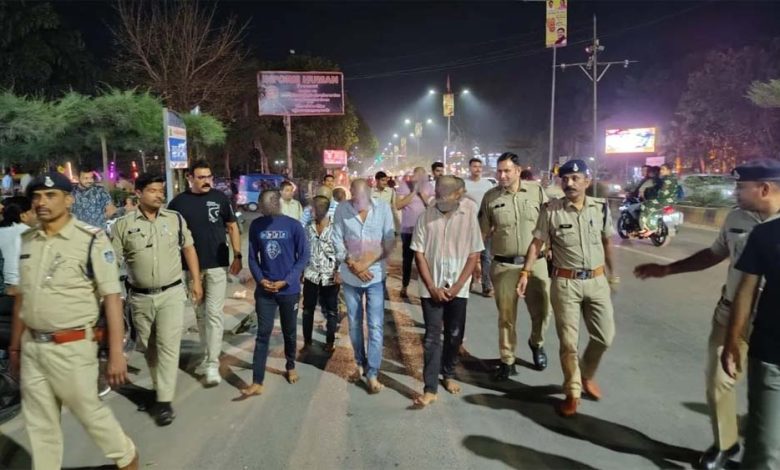 भारतीय टीम की जीत पर जश्न में हंगामा हुआ, पुलिस ने युवकों का मुंडन कर जुलूस निकाला 1 भारतीय टीम की जीत पर जश्न में हंगामा हुआ पुलिस
