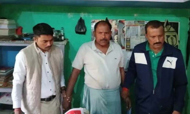 भूमि विवाद के एक मामले में 10000 रुपये की रिश्वत लेते दारोगा गिरफ्तार, विभाग में हड़कंप, सीक्रेट जगह ले गए अधिकारी 1 भूमि विवाद के एक मामले में 10000 रुपये की रिश्वत