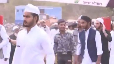 भोपाल में ईदगाह के बाहर मुस्लिम युवा फिलिस्तीन के समर्थन