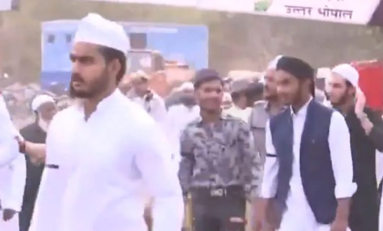 भोपाल में ईदगाह के बाहर मुस्लिम युवा फिलिस्तीन के समर्थन में बैनर लेकर खड़े नजर आए 1 भोपाल में ईदगाह के बाहर मुस्लिम युवा फिलिस्तीन के समर्थन