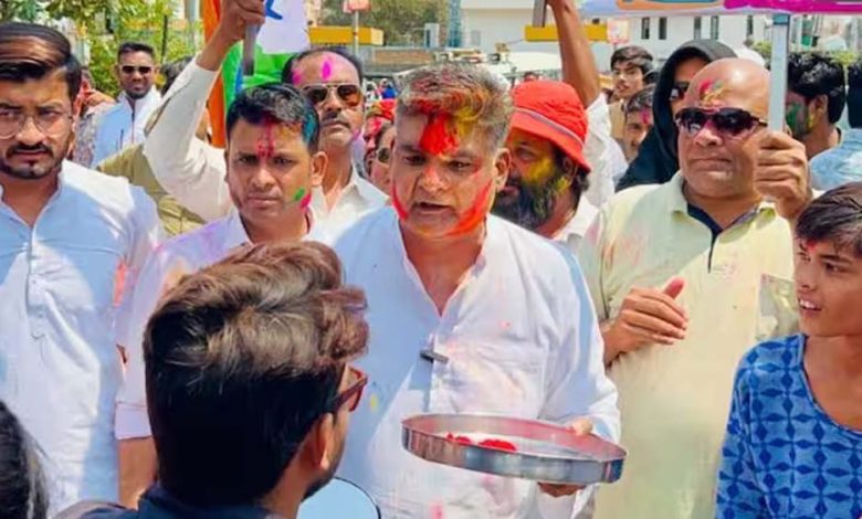 भोपाल में रंग पंचमी पर कांग्रेस नेताओं ने रंग पंचमी का नाम बदलकर 'कर्ज पंचमी' रख दिया, मोहन यादव सरकार को घेरा 1 भोपाल में रंग पंचमी पर कांग्रेस नेताओं ने रंग पंचमी
