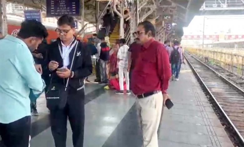 भोपाल स्टेशन पर 'किलाबंदी' टिकट चेकिंग: 287 यात्री पकड़े गए, ₹1.40 लाख जुर्माना वसूला 1 भोपाल स्टेशन पर 039किलाबंदी039 टिकट चेकिंग 287 यात्री पकड़े गए