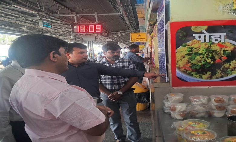 भोपाल स्टेशन पर प्रमुख मुख्य वाणिज्य प्रबंधक द्वारा निरीक्षण 1 भोपाल स्टेशन पर प्रमुख मुख्य वाणिज्य प्रबंधक द्वारा निरीक्षण