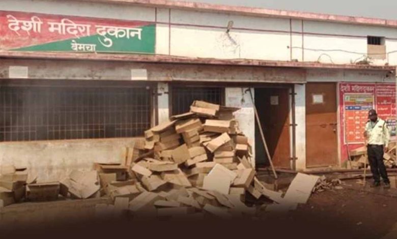 महासमुंद में असामाजिक तत्वों ने देशी-अंग्रेजी शराब दुकानों में पेट्रोल छिड़ककर लगाई आग 1 महासमुंद में असामाजिक तत्वों ने देशी अंग्रेजी शराब दुकानों में पेट्रोल
