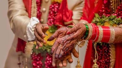 महिला ने अपने पति और 2 बच्चों को छोड़कर अपने