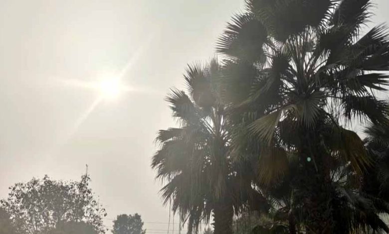 मार्च की तेज गर्मी के बाद मौसम ने अचानक ली