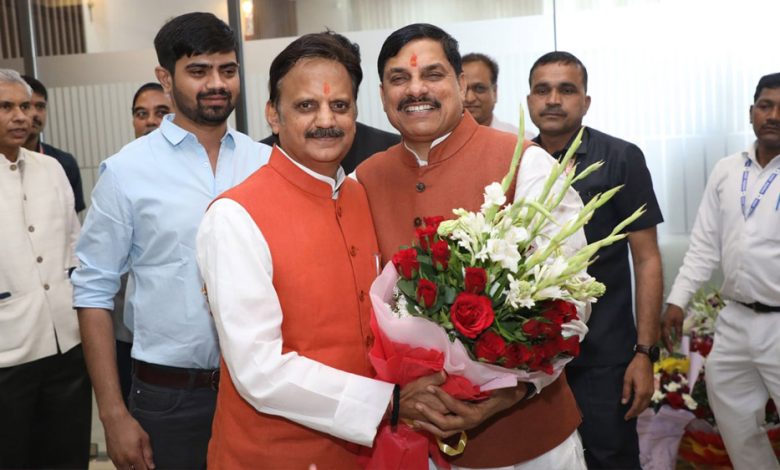 मुख्यमंत्री डॉ. यादव को उप मुख्यमंत्री श्री शुक्ल ने जन्मदिन की शुभकामनाएं दीं 1 मुख्यमंत्री डॉ यादव को उप मुख्यमंत्री श्री शुक्ल ने जन्मदिन