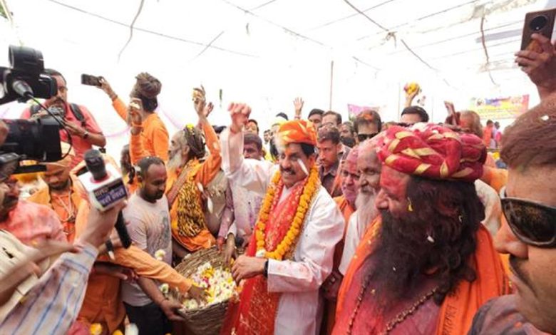 मुख्यमंत्री डॉ. यादव ने अखिल भारतीय अखाड़ा परिषद अध्यक्ष रविंद्र पूरी जी महाराज और साधु संतो पर पुष्प-वर्षा कर खेली होली 1 मुख्यमंत्री डॉ यादव ने अखिल भारतीय अखाड़ा परिषद अध्यक्ष रविंद्र