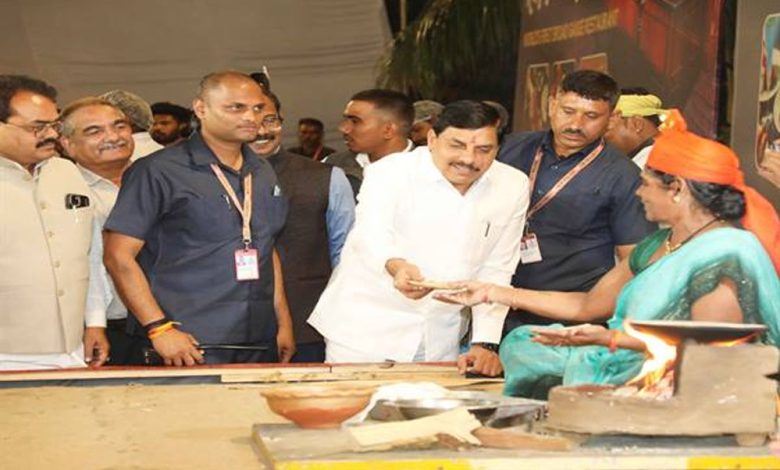मुख्यमंत्री डॉ. यादव ने अशोका लेक व्यू परिसर में रसोईयों से की बात 1 मुख्यमंत्री डॉ यादव ने अशोका लेक व्यू परिसर में रसोईयों