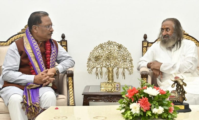 मुख्यमंत्री विष्णुदेव साय ने आध्यात्मिक गुरु रविशंकर से लिया आशीर्वाद 1 मुख्यमंत्री विष्णुदेव साय ने आध्यात्मिक गुरु रविशंकर से लिया आशीर्वाद