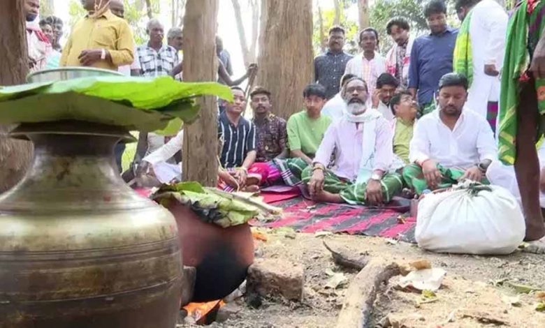 मुख्यमंत्री हेमंत सोरेन ने पैतृक गांव नेमरा में परिवार के साथ मनाया बाहा पर्व 1 मुख्यमंत्री हेमंत सोरेन ने पैतृक गांव नेमरा में परिवार के
