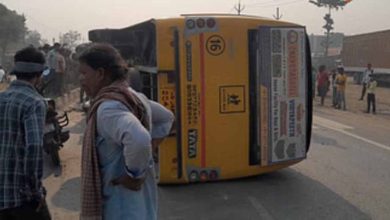 मुजफ्फरपुर में तेज रफ्तार स्कूली बस पलटी