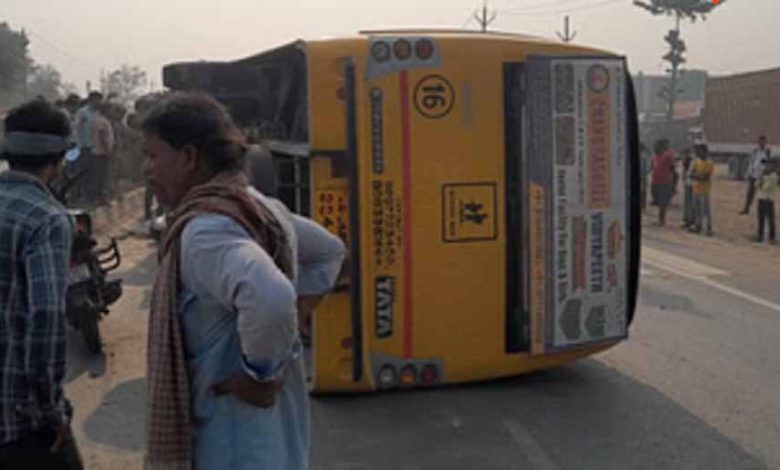 मुजफ्फरपुर में तेज रफ्तार स्कूली बस पलटी 1 मुजफ्फरपुर में तेज रफ्तार स्कूली बस पलटी