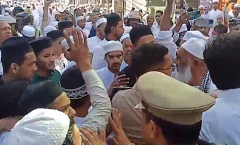 मुरादाबाद में ईदगाह मैदान में नमाजियों को जाने से रोका, पुलिस से नोकझोंक 1 मुरादाबाद में ईदगाह मैदान में नमाजियों को जाने से रोका