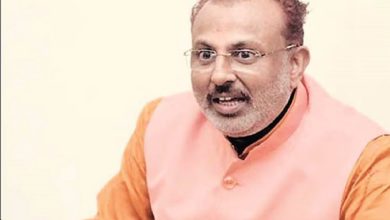 रंगों से है परेशानी तो हिजाब की तरह तिरपाल ओढ़कर