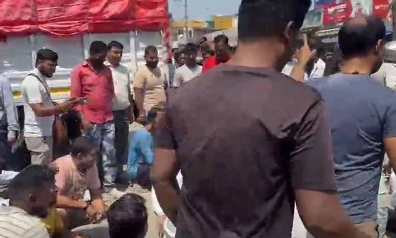 रांची में आजसू के नेता की हत्या के विरोध में आक्रोशित लोगों ने कराई दुकानें बंद 1 रांची में आजसू के नेता की हत्या के विरोध में