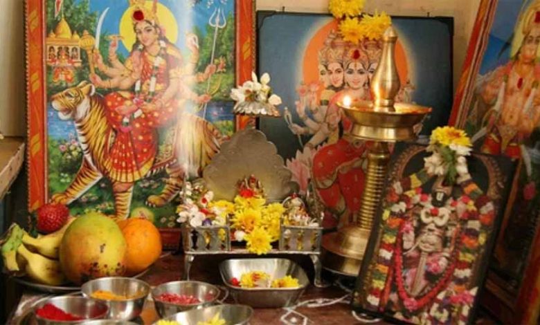 वास्तु शास्त्र के इन नियमों का करें पूजा के समय पालन, खुशियों से भर जाएगा घर 1 वास्तु शास्त्र के इन नियमों का करें पूजा के समय