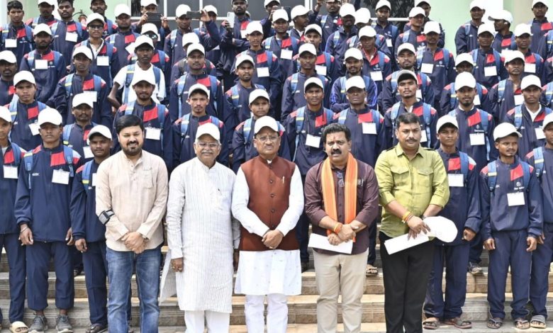 विधानसभा परिसर में गूंज उठी बीजापुर के युवाओं की बुलंद आवाज – ‘नक्सलवाद से मुक्ति और विकास की राह पर आगे बढ़ने का है इरादा’ 1 विधानसभा परिसर में गूंज उठी बीजापुर के युवाओं की बुलंद