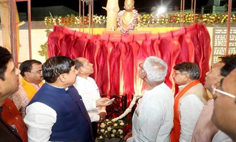 वीर सावरकर के व्यक्तित्व और कृतित्व को जन-जन तक पहुंचाया जाएगा : मुख्यमंत्री डॉ. यादव 1 वीर सावरकर के व्यक्तित्व और कृतित्व को जन जन तक पहुंचाया