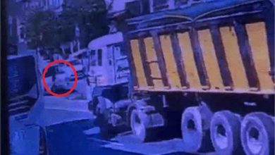 शहर के बीचों बीच तेज रफ्तार स्कॉर्पियो ने सड़क पार कर