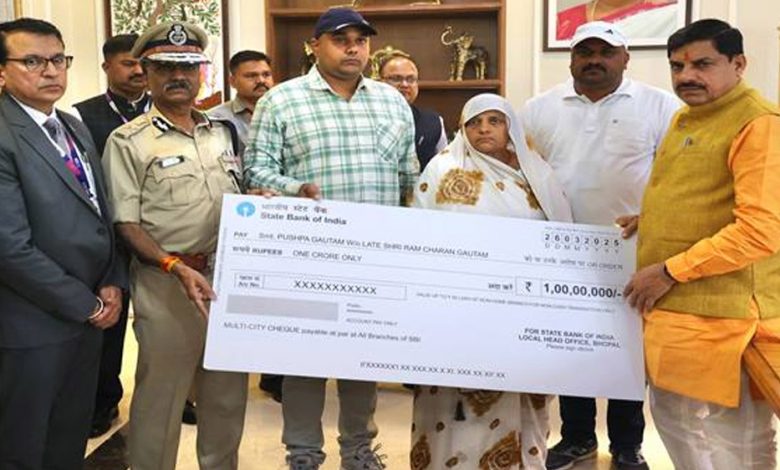 शहीद गौतम के परिवार के सदस्य को शासकीय सेवा में लिया जाएगा : मुख्यमंत्री डॉ. यादव 1 शहीद गौतम के परिवार के सदस्य को शासकीय सेवा में