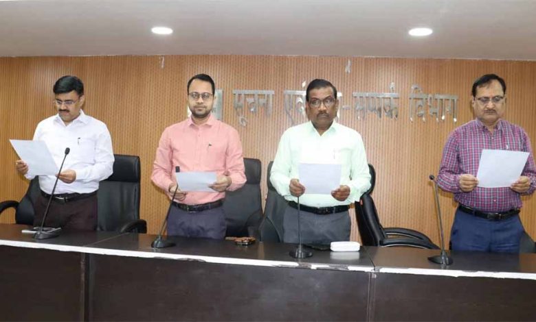सड़क सुरक्षा को लेकर जागरुकता बढ़ाने के लिए शपथ समारोह आयोजित 1 सड़क सुरक्षा को लेकर जागरुकता बढ़ाने के लिए शपथ समारोह
