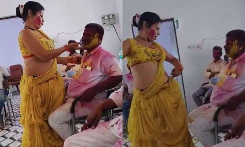 सारण में होली मिलन समारोह के दौरान सरकारी कार्यालय हुआ अश्लील नृत्य, DM ने दिए जांच के आदेश 1 सारण में होली मिलन समारोह के दौरान सरकारी कार्यालय हुआ