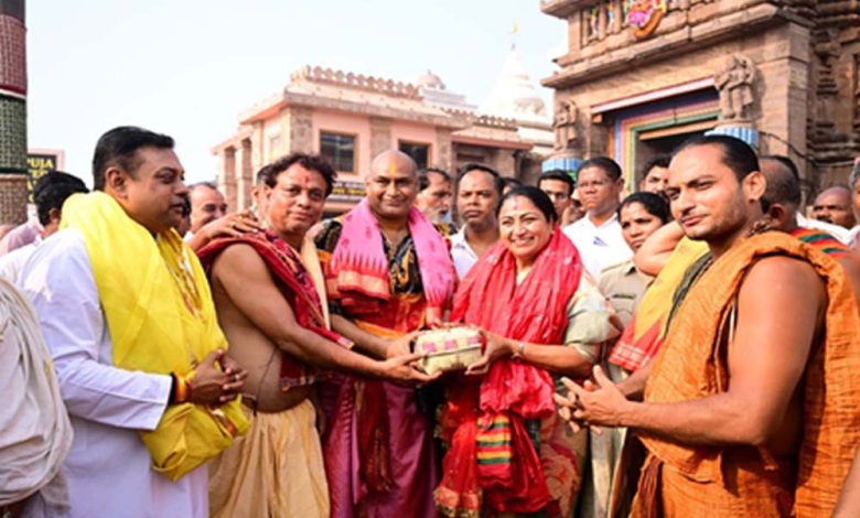 सीएम रेखा गुप्ता मंत्री प्रवेश वर्मा और बीजेपी सांसद संबित