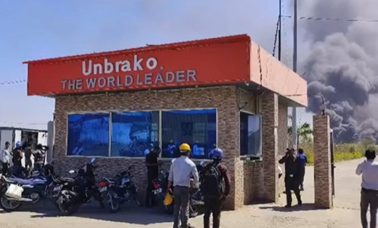 सीहोर में फैक्ट्री में लगी भीषण आग आसमान में छाया