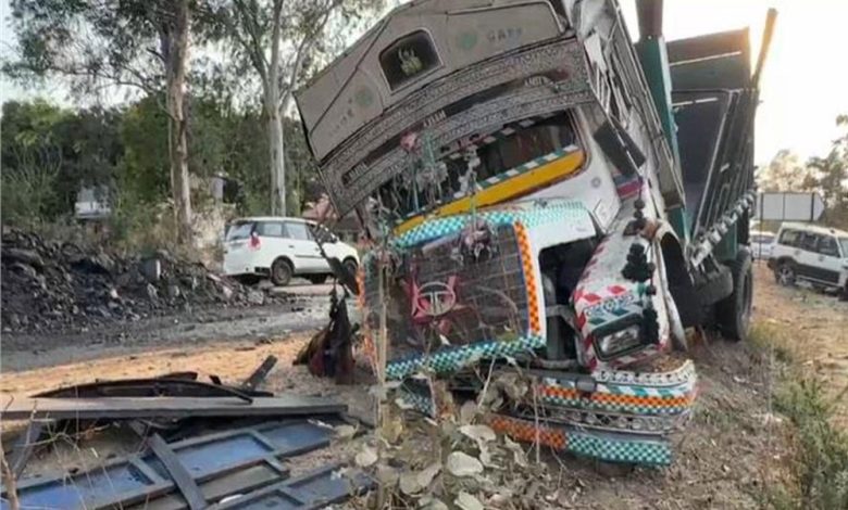 सेहतगंज में स्कार्पियो और ट्रक जोरदार टक्कर ट्रक के हुए