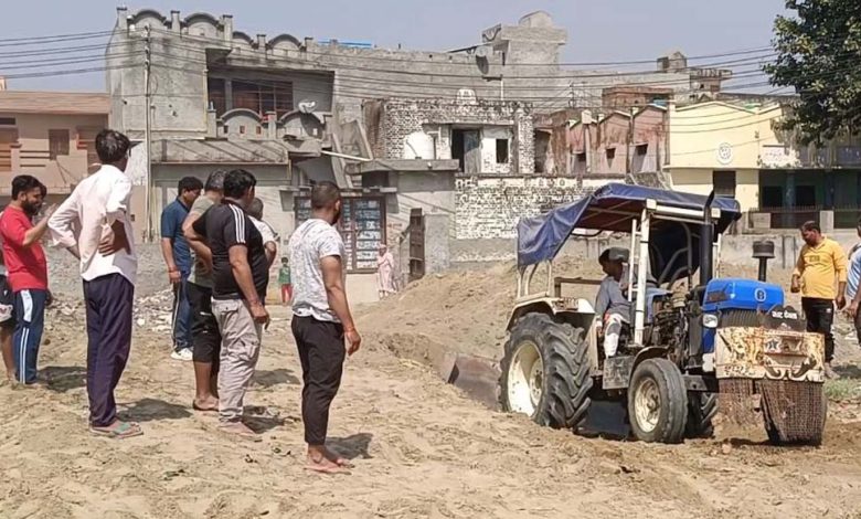 सोनीपत जिले के खंड गन्नौर के गांव गुमड़ में बन रहे पशु अस्पताल का ग्रामीणों ने जमकर किया विरोध 1 सोनीपत जिले के खंड गन्नौर के गांव गुमड़ में बन