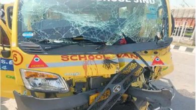 स्कूल की मिनी बस का टायर फटने की वजह से