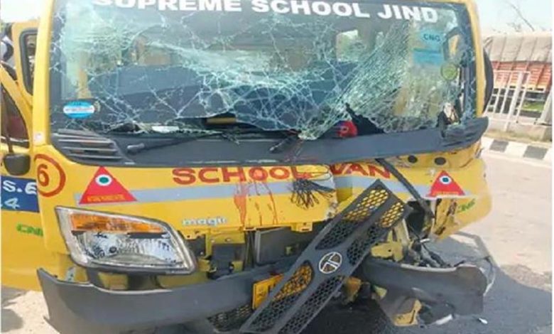 स्कूल की मिनी बस का टायर फटने की वजह से बेकाबू हुई बस डिवाइडर टकराई, 5 बच्चे व 10 अध्यापक घायल 1 स्कूल की मिनी बस का टायर फटने की वजह से