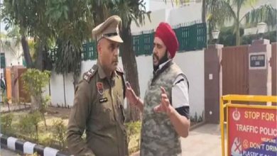 हरियाणा में बैठक के दौरान एक व्यक्ति बाइक लेकर मुख्यमंत्री